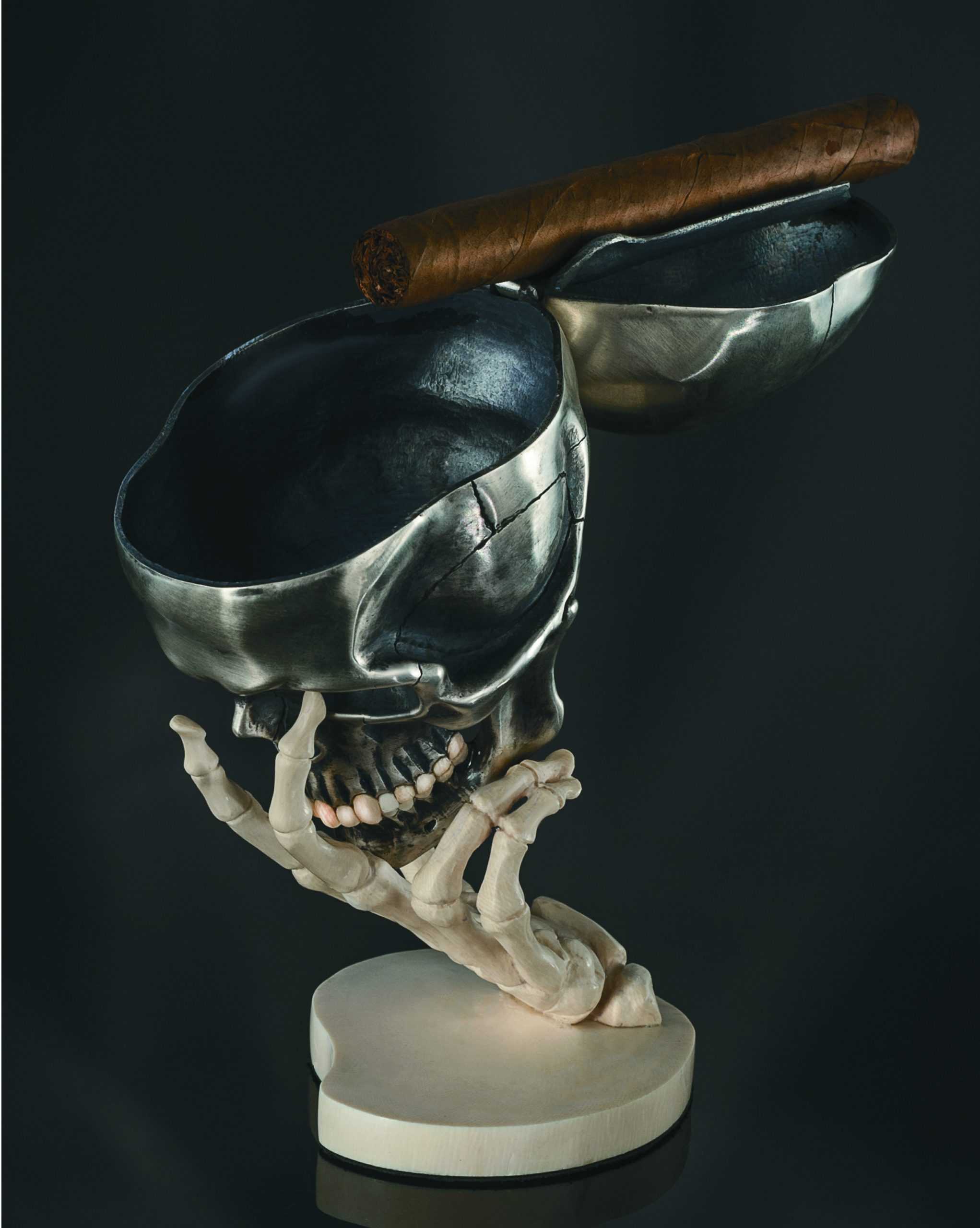 Fumy smoke ashtray for cigars photo